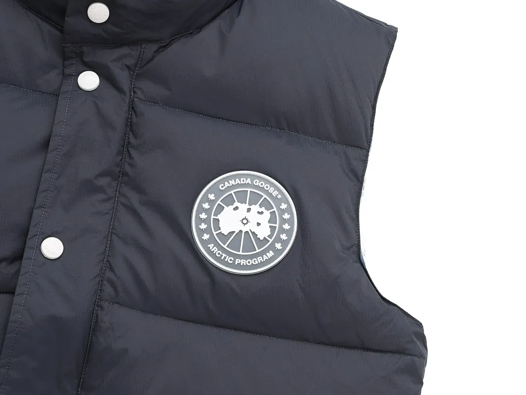 P480 Graphite Gray] Canadagoose/Canada Goose White Label Glacier Down Vest Canada Goose's new "Northern Lights Series" down vest Canada Goose's new "Northern Lights" Northern Lights White Label Down Vest is on the shelves! The light and layered colors give people the feeling of being trapped in the mist around icebergs and glaciers. It can be said to be very dreamy! Original YKK zipper, Size: XS-XXL